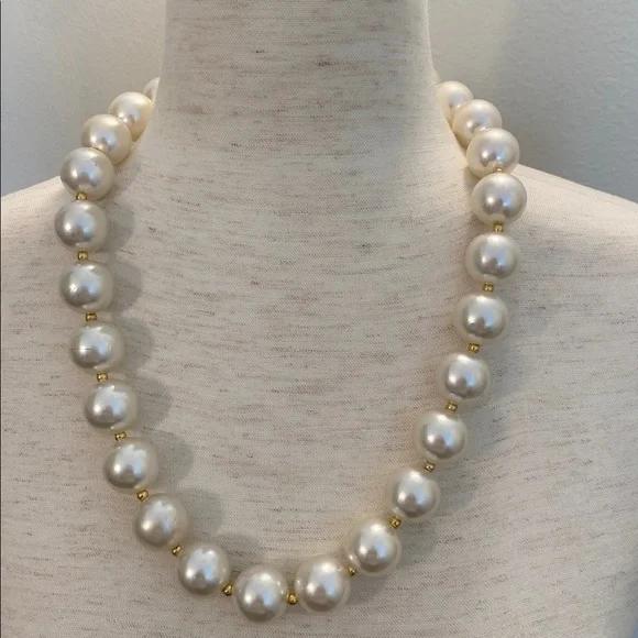 Faux pearl and gold bead necklace - Picture 2 of 5